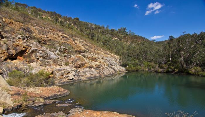 picture of a lake in the serpentine national park